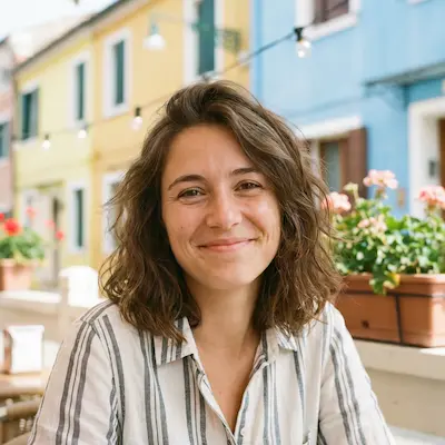 Smiling TEFL internship graduate in Mexico sharing her teaching abroad experience